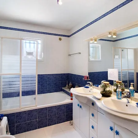 Bed & Breakfast De La Et Baldaquin 3*